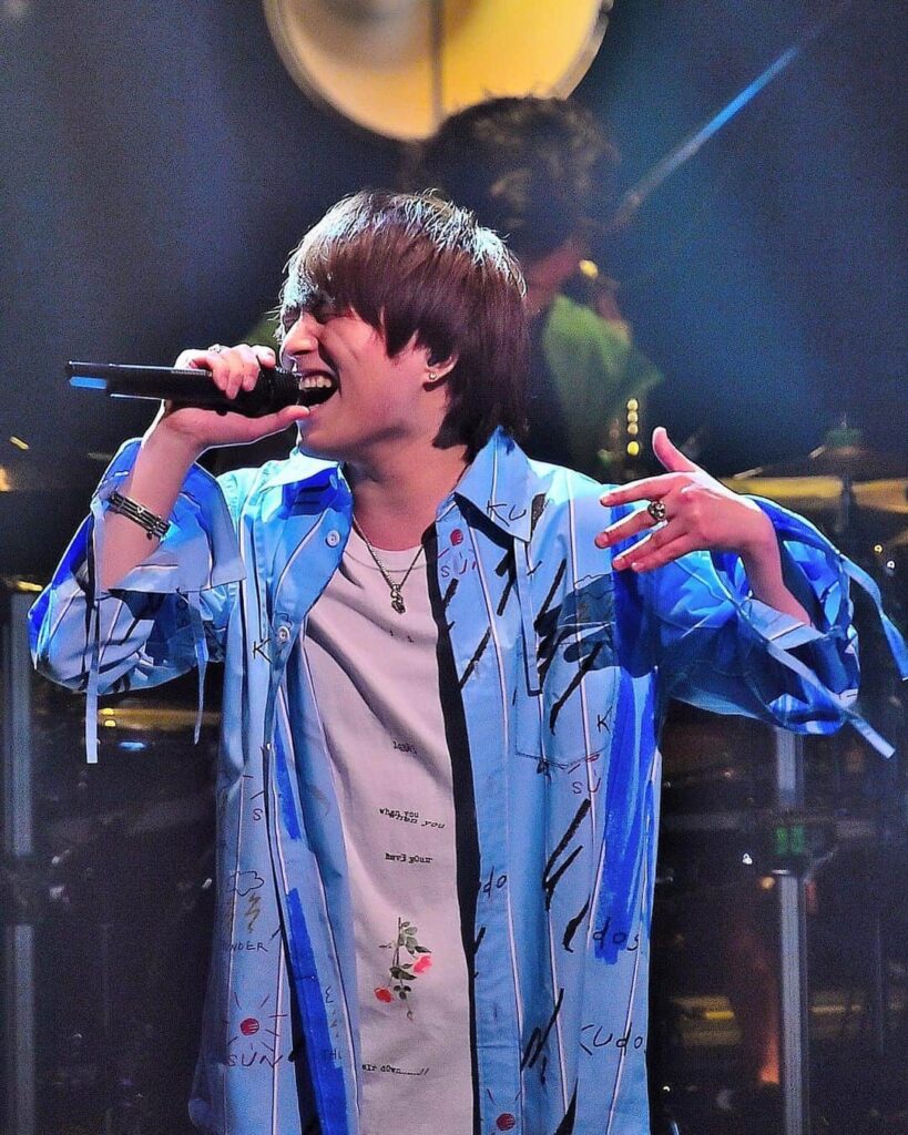 ライブで熱唱する竹中雄大